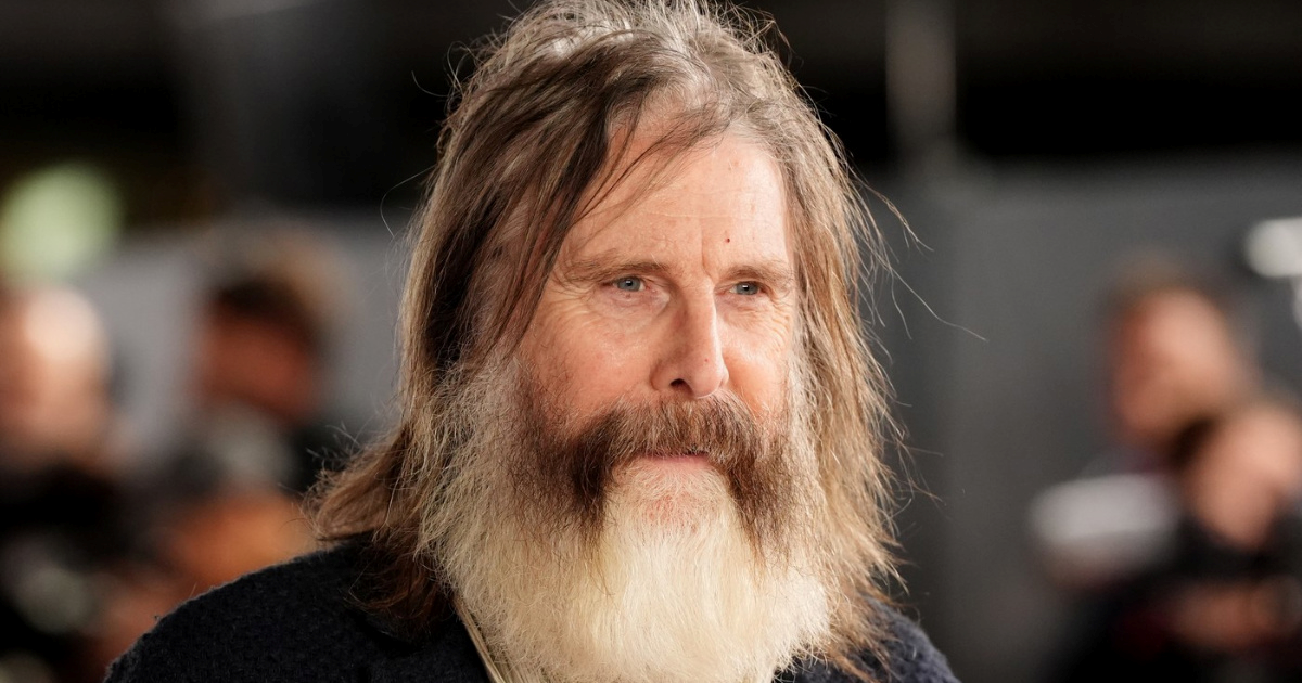 Slavni glumac iznenadio izgledom na crvenom tepihu, pustio je kosu i sijedu bradu