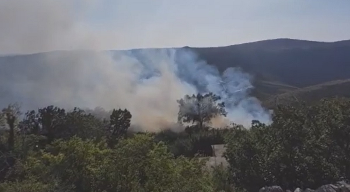 Lokaliziran požar na obroncima Mosora