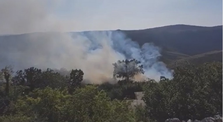 Lokaliziran požar na obroncima Mosora