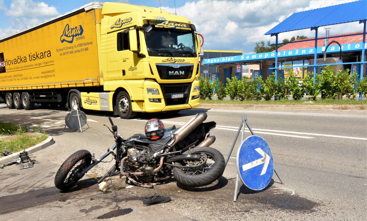 Teška nesreća u Karlovcu: Poginuo motociklist, sudario se s kamionom