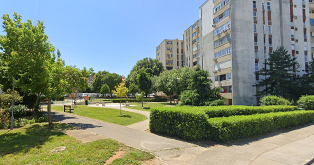 Stajao potpuno gol na prozoru svog stana nedaleko od dječjeg parka