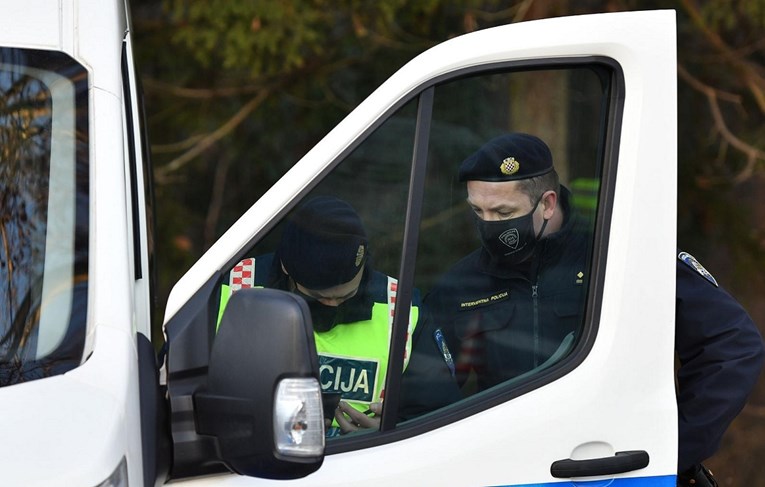 Pijani vozač u Varaždinu odbio alkotestiranje pa policajcima nudio mito. Uhićen je