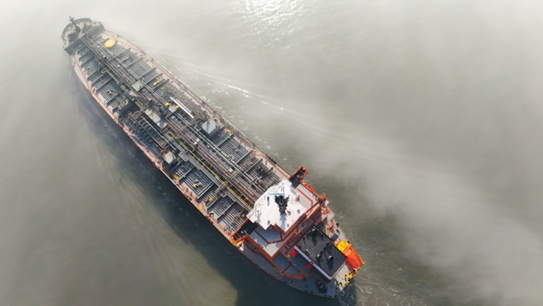 Cijene nafte porasle prema 84 dolara po barelu