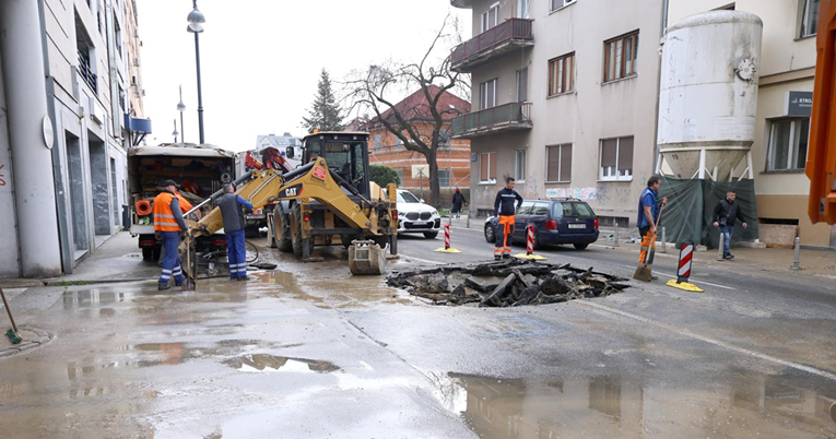 FOTO Puknula cijev kod tržnice Kvatrić