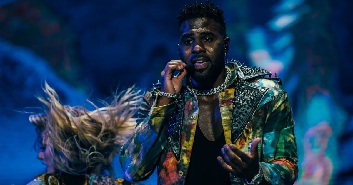 Slavni pjevač zabrinuo fanove: Ne može hodati bez štaka, a čeka ga važan nastup