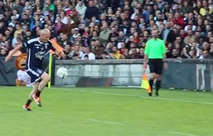 Zinedine Zidane (51) je primio loptu. Pogledajte kako i što je onda s njom napravio