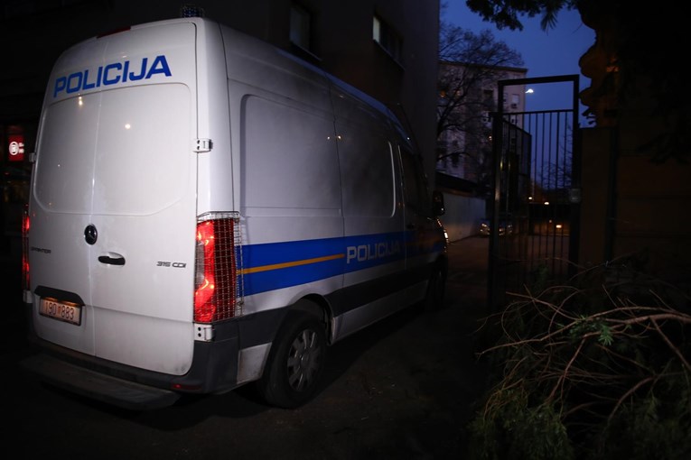 Maloljetnici naručili dostavu pa cipelarili stranog dostavljača i pokrali ga