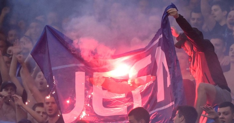 Bad Blue Boysi pred Bobanom i Čeferinom zapalili zastavu UEFA-e