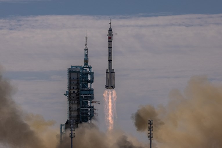 Kina lansirala svemirsku letjelicu s ljudskom posadom