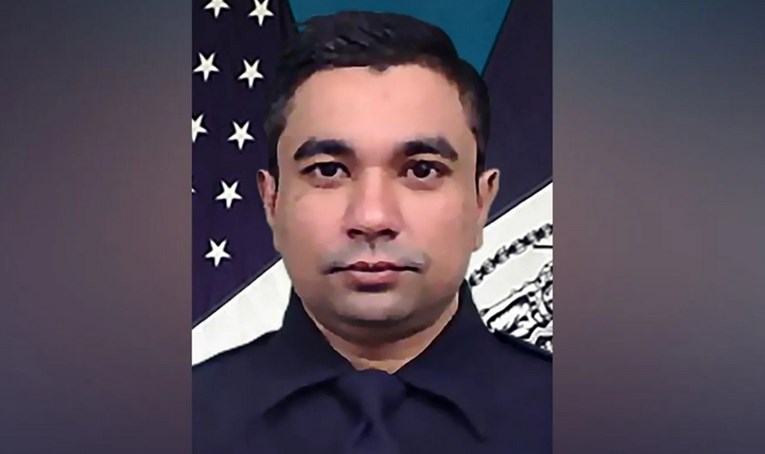 Policajac ubijen na ulazu u neboder u New Yorku. Branio je civile od napadača
