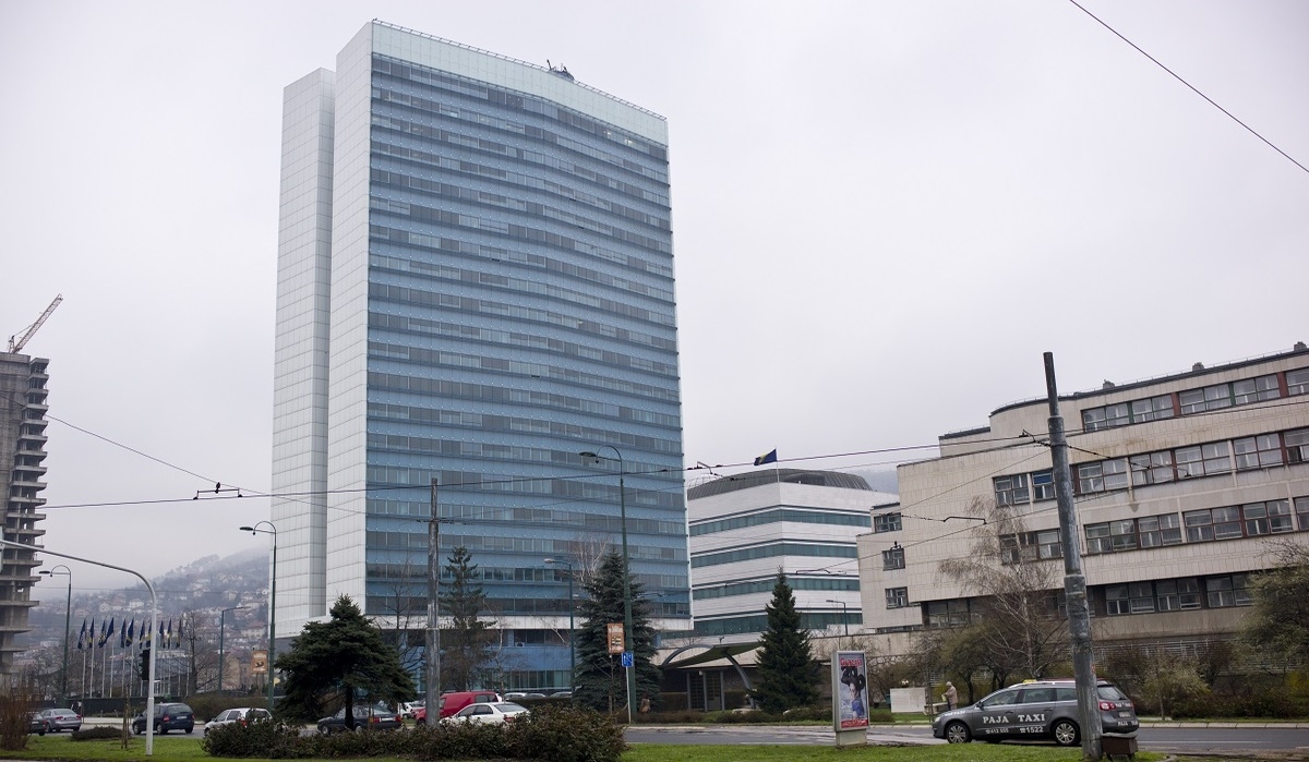 U restoranu Skupštine BiH došlo do trovanja hranom. Navodno uništeno 90 kg mesa