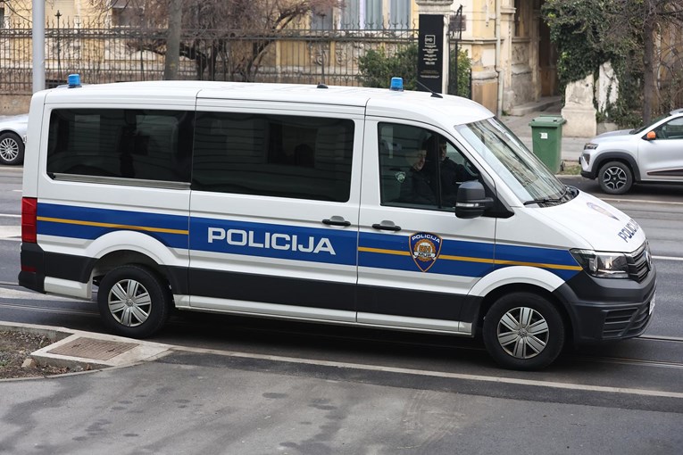 U Osijeku 19-godišnjak glumio da treba za taksi pa 41-godišnjaku oteo 3000 eura