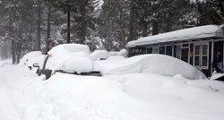 Brutalna zimska oluja zatrpala Kaliforniju snijegom, proglašeno izvanredno stanje