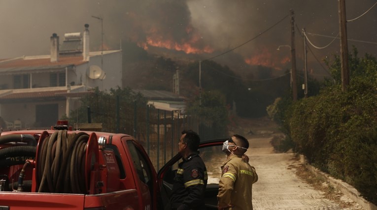 VIDEO I FOTO U Grčkoj je 44°C, oko Atene bjesne požari. Izgorjele kuće, ljudi bježe
