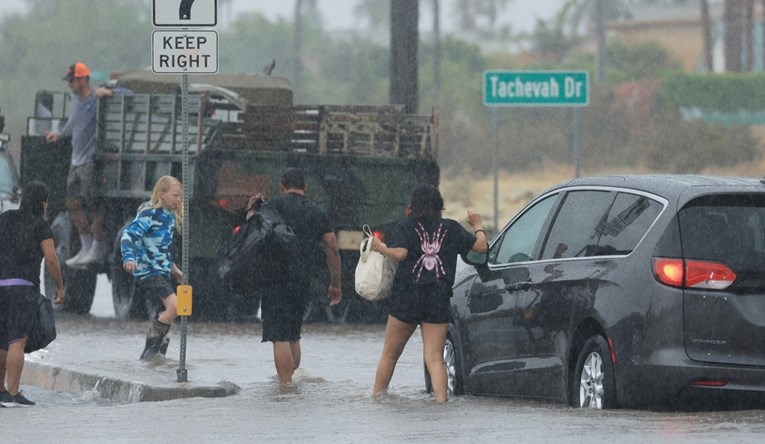 Kaos u SAD-u zbog oluje Hilary, u Kaliforniji poplavljene ulice pune krhotina
