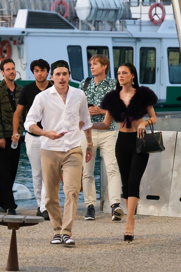 Brooklyn Beckham nosi čarape i sandale - i internet se sprda