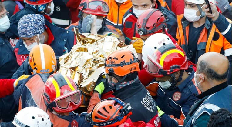 U potresu u Turskoj poginula 81 osoba, trogodišnja curica spašena iz ruševina