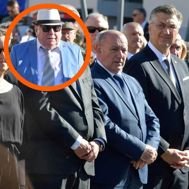 FOTO Vladimir Šeks iznenadio modnim odabirom u Kninu, isticao se među političarima