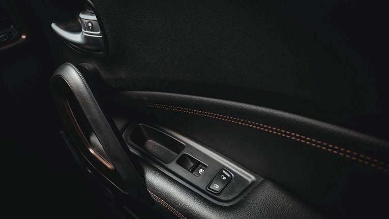 Kina uvodi obvezne mehaničke kvake na električnim autima. "Previše je nesreća"