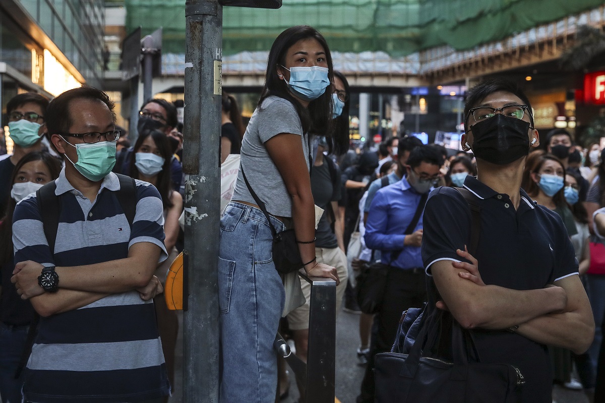 Prosvjednici u Hong Kongu nose maske unatoč zabrani