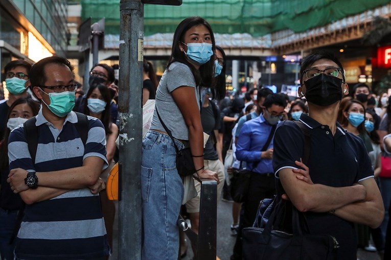Prosvjednici u Hong Kongu nose maske unatoč zabrani