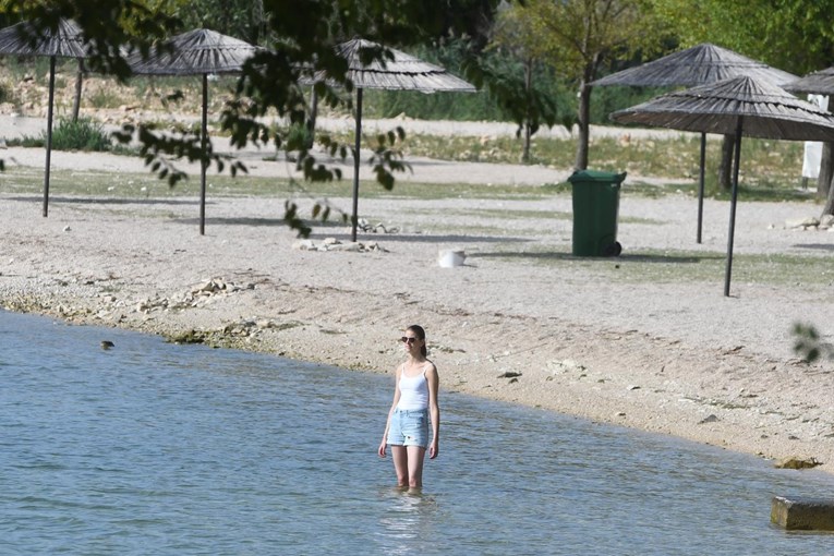 Fotka dana: Djevojka u Skradinu na praznoj plaži potražila osvježenje