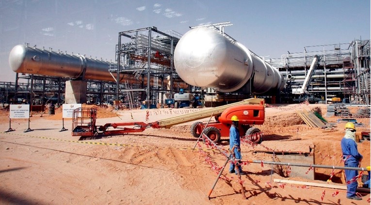 Zbog zabrinutosti za Bliski istok cijene nafte porasle prema 66 dolara