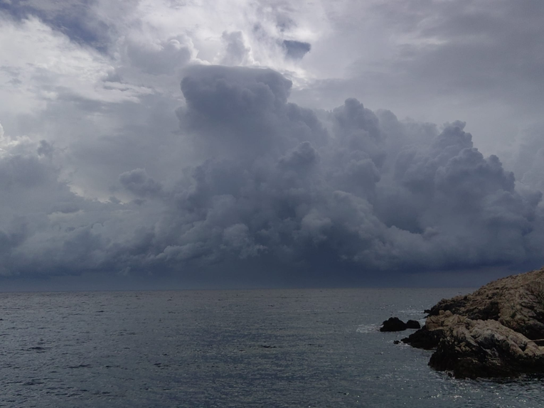VIDEO Na Kvarneru grmljavina, kiša, jako jugo. Pogledajte timelapse oblaka nad Cresom