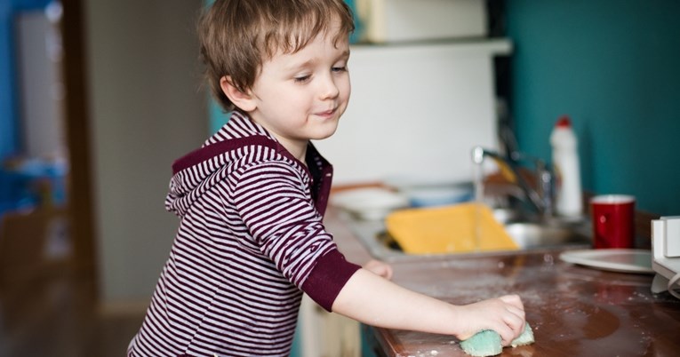 Četiri kućanska zadatka koja možete dati svom predškolcu i naučiti ga odgovornosti