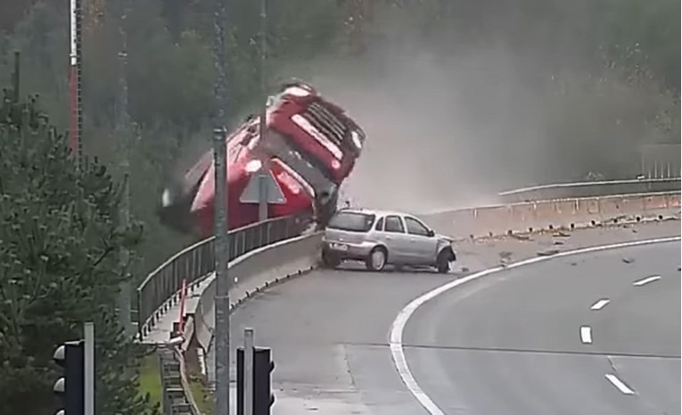 Detalji teške nesreće u Sloveniji: Kamion pao u provaliju, vozač bio zaglavljen