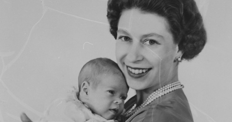 Evo zbog čega nikada nismo vidjeli fotografiju trudne kraljice Elizabete II.