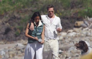 Brad Pitt snimljen u šetnji plažom s 30 godina mlađom djevojkom