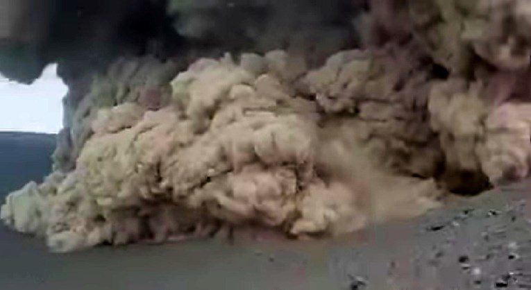 VIDEO Eruptirao vulkan na Čileu. Izbacuje golem oblak dima, izdana upozorenja