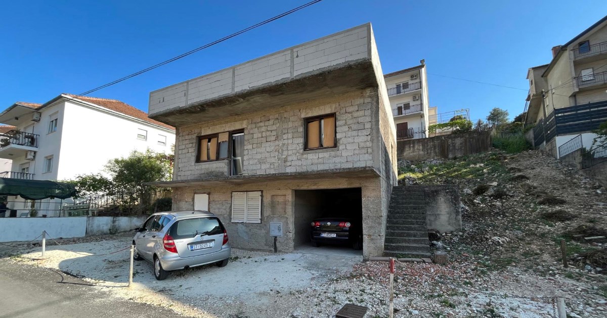 Top oglasi za nekretnine: Nedovršena kuća na Čiovu s pogledom na Trogir