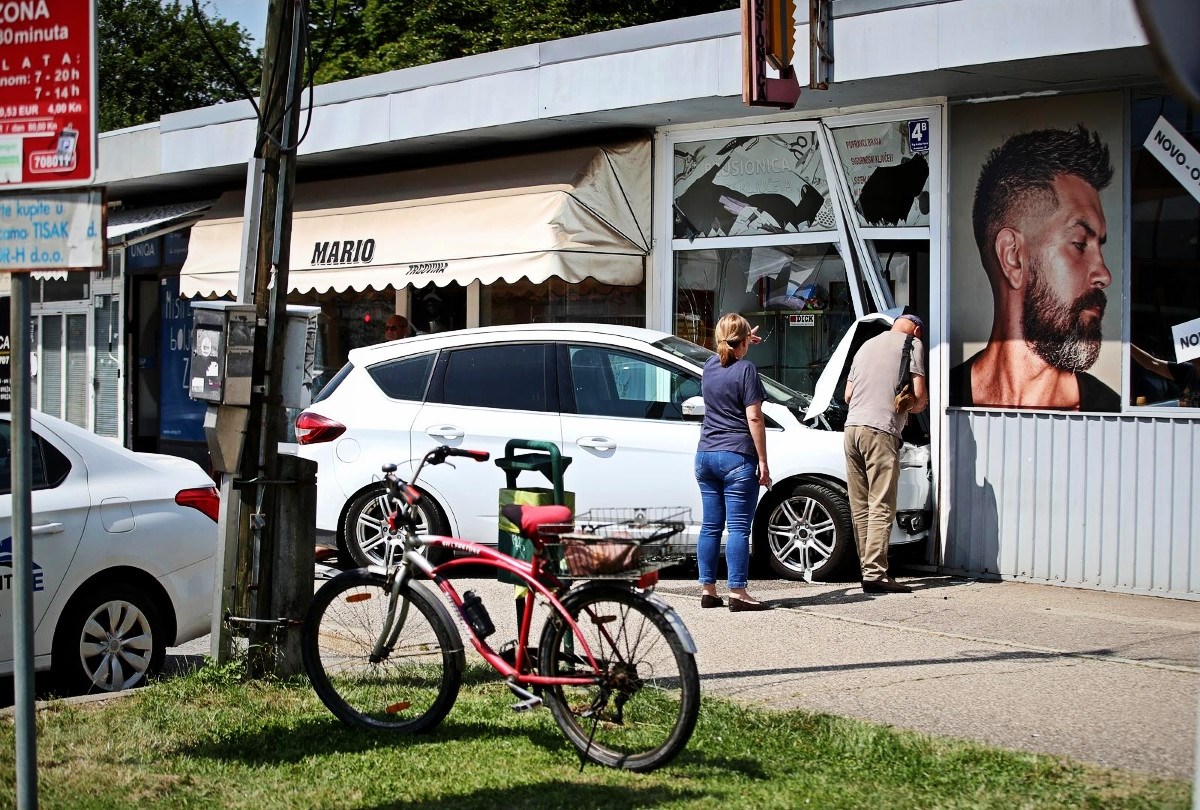 FOTO Auto se zabio u kiosk kod tržnice u Velikoj Gorici