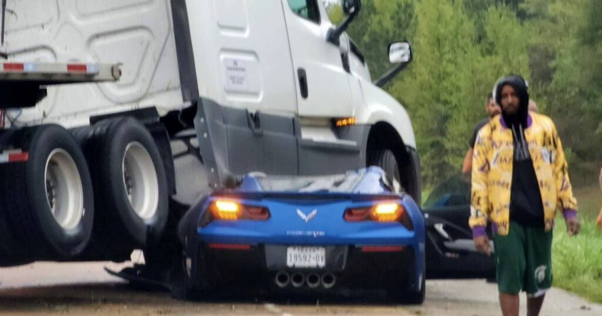 Kamion prešao preko sportskog automobila, a putnici odšetali bez ozljeda