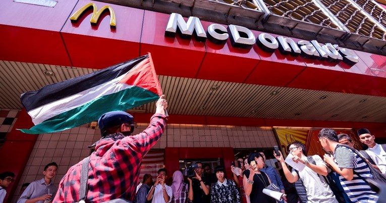 Ljudi masovno bojkotiraju McDonald's zbog rata u Gazi, jako mu pali prihodi