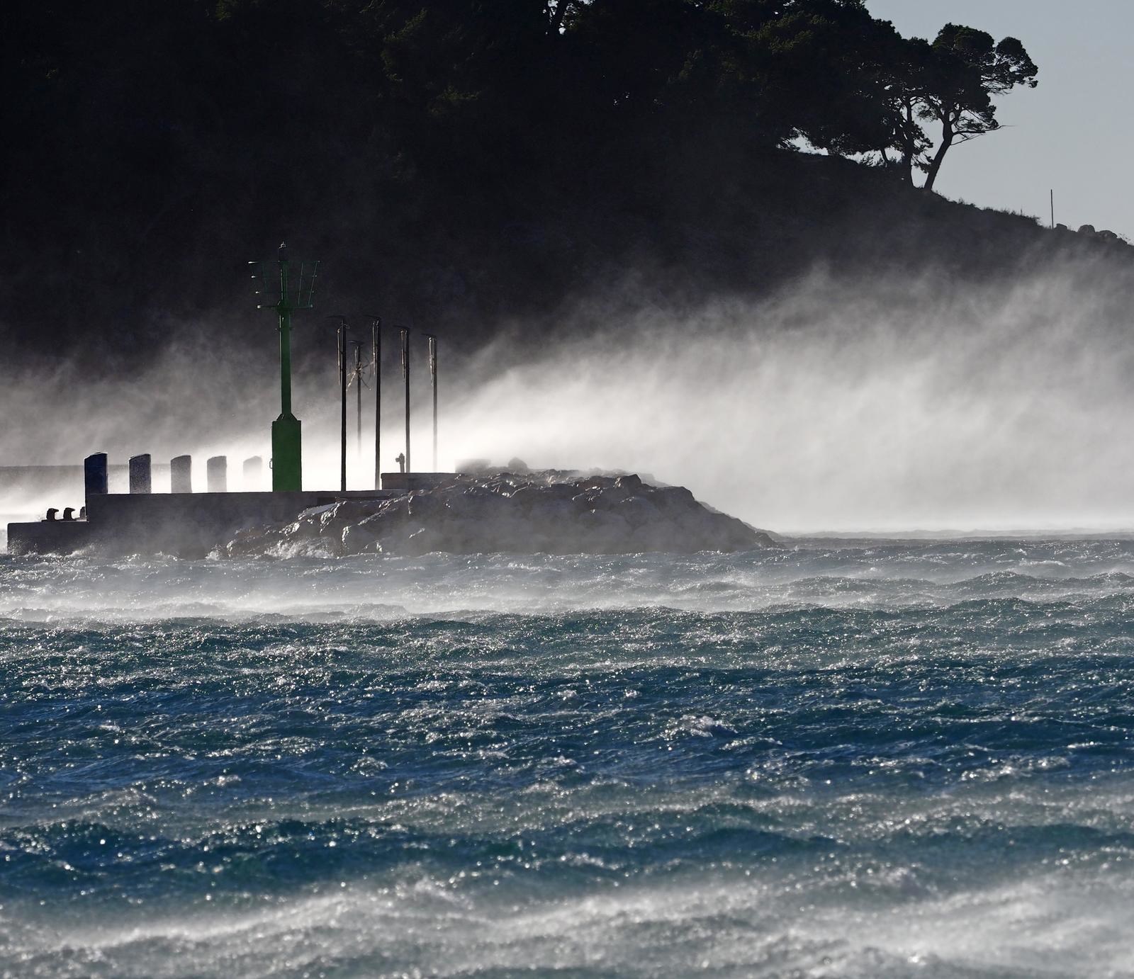 Zbog nepovoljnih vremenskih uvjeta u prekidu katamaranska i brodske linije