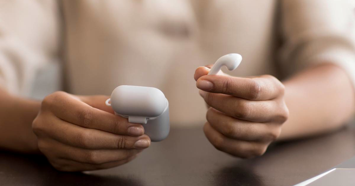 Zašto se jedna bežična slušalica gotovo uvijek prazni brže od druge?