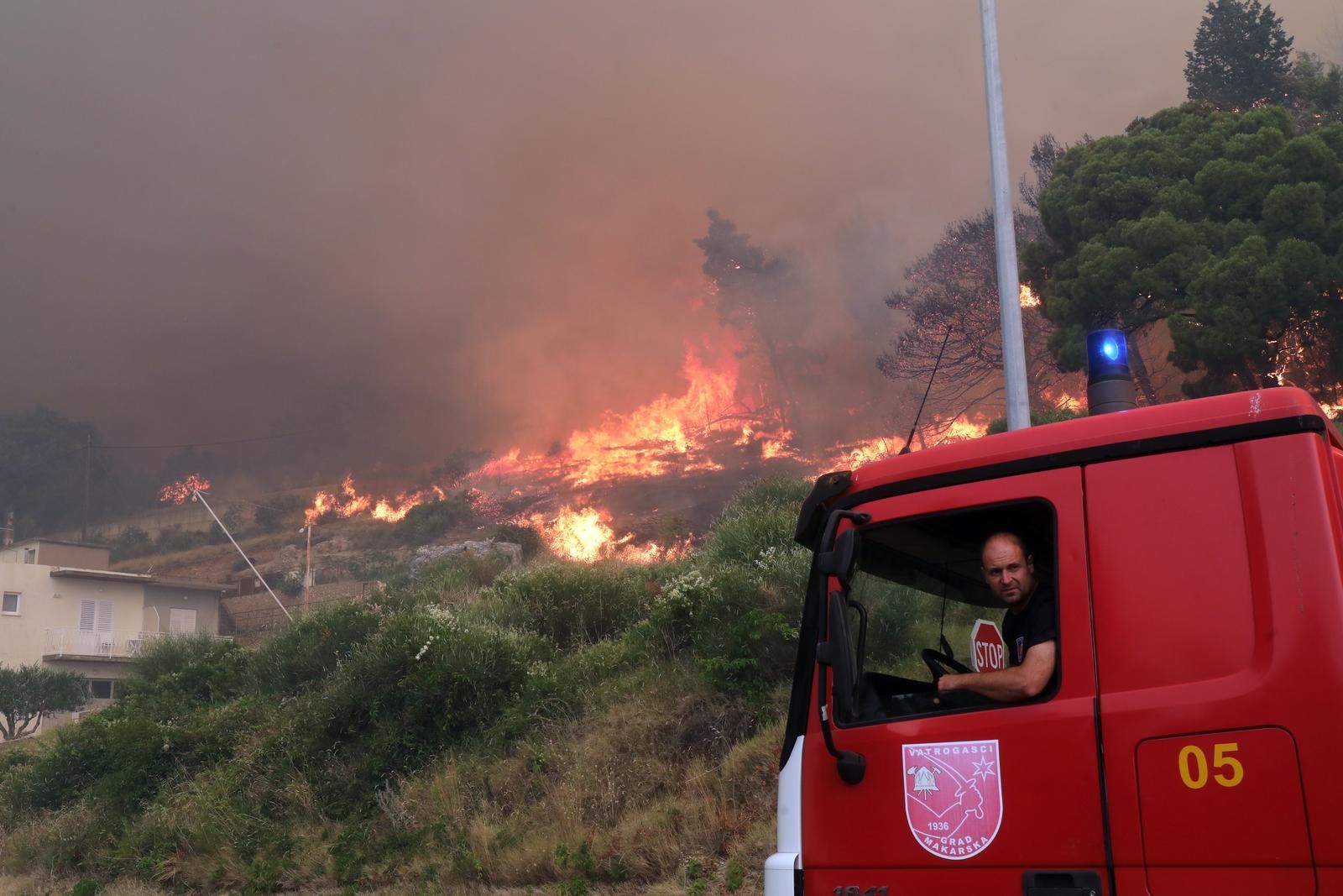 VIDEO I FOTO Gori Pisak, ljudi bez struje, vatra stigla do kuća