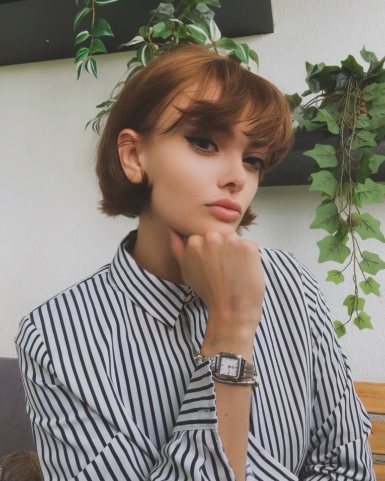 Ella Dvornik ima košulju koja izgleda dobro u gotovo svakom izdanju