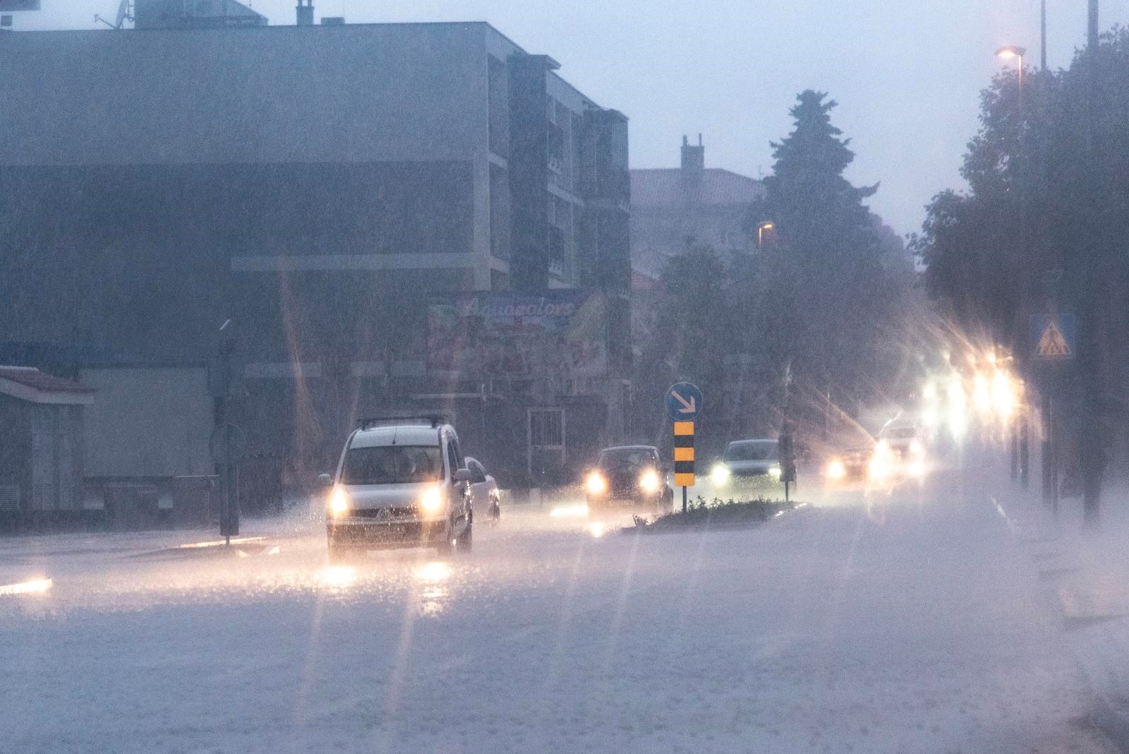 Obilna kiša u središnjoj Hrvatskoj i na Jadranu, bura jača prema večeri