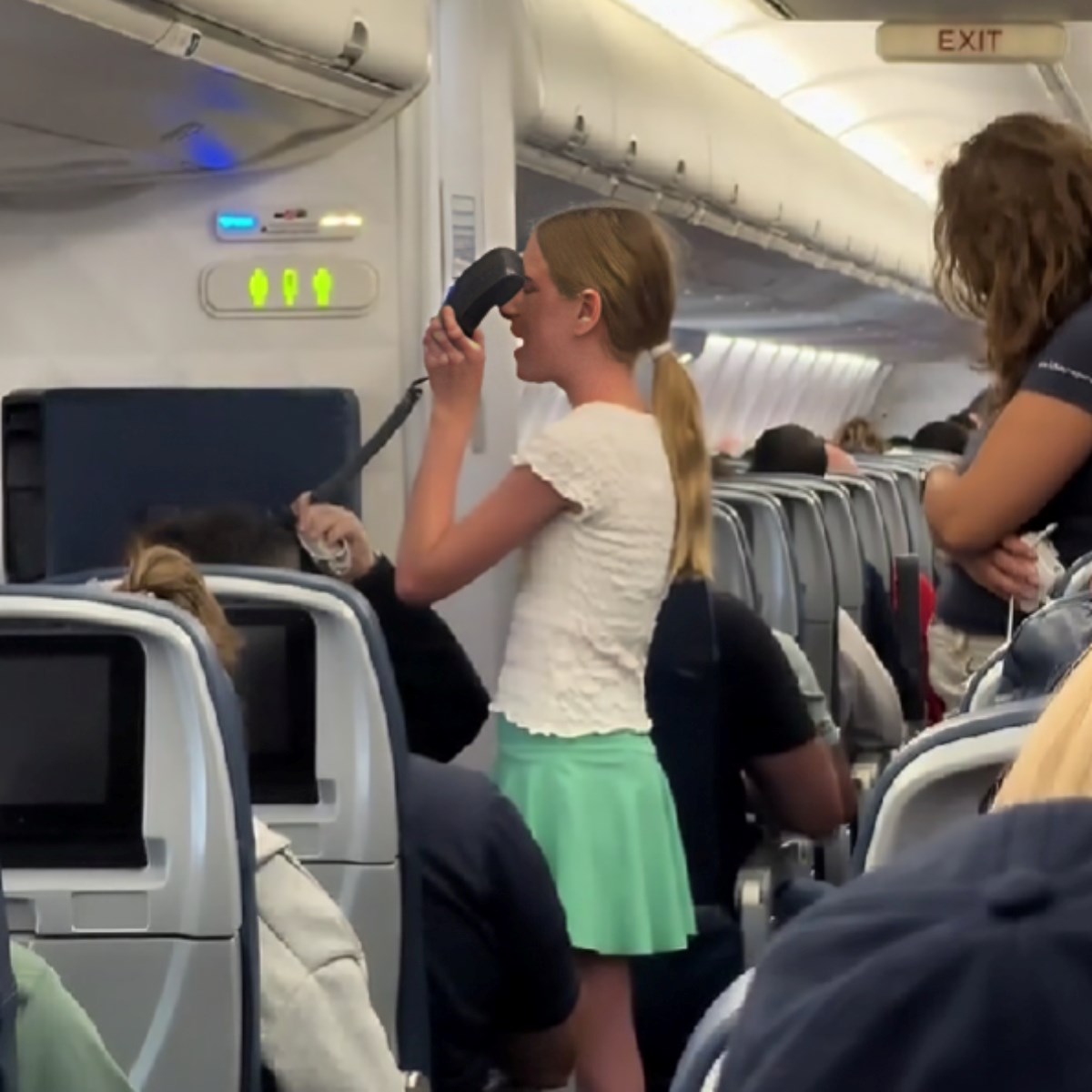 Djevojčica u avionu pjevala pjesmu iz Disneyjevog filma, ljudi: "Najgora noćna mora"