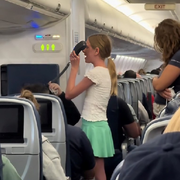 Djevojčica u avionu pjevala pjesmu iz Disneyjevog filma, ljudi: "Najgora noćna mora"