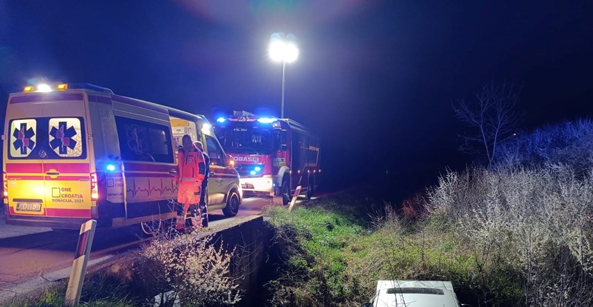 Teška nesreća u Petrinji, vozač u bolnici. Vatrogasci objavili slike s intervencije