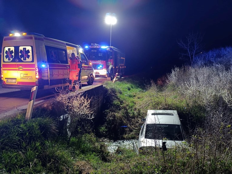 Teška nesreća u Petrinji, vozač u bolnici. Vatrogasci objavili slike s intervencije