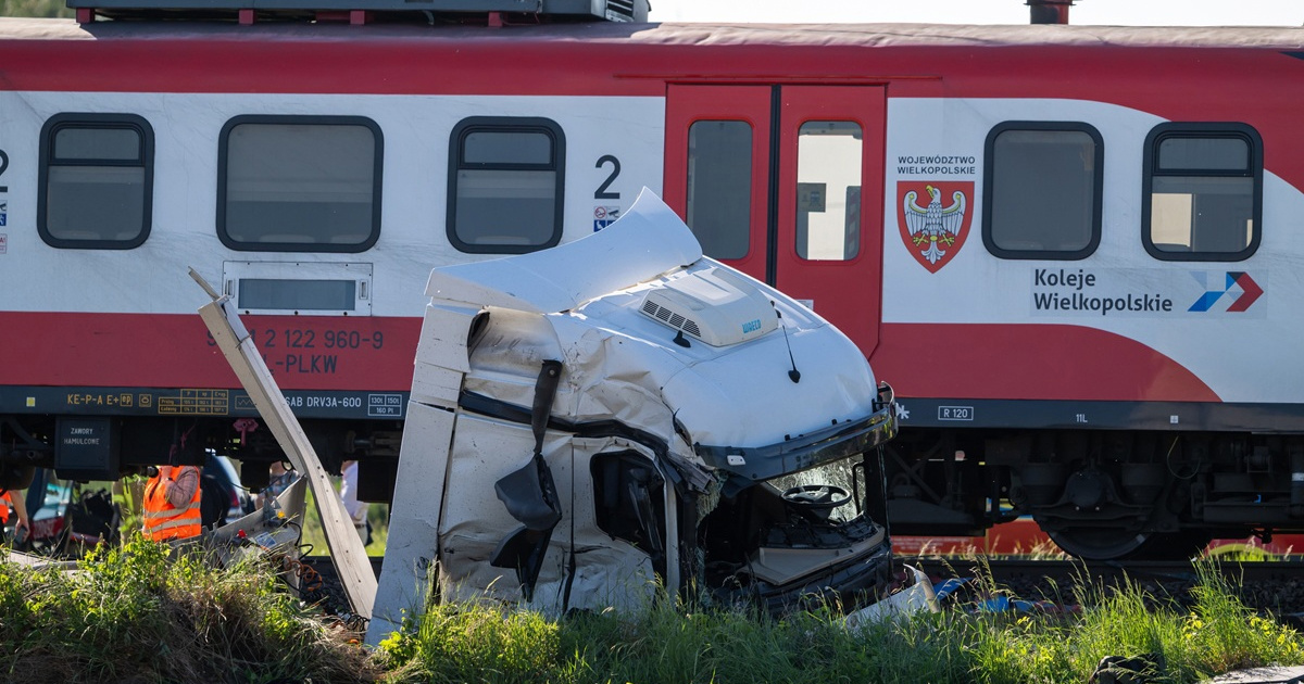 FOTO Vlak u Poljskoj udario u kamion pa iskočio iz tračnica. Jedna osoba poginula