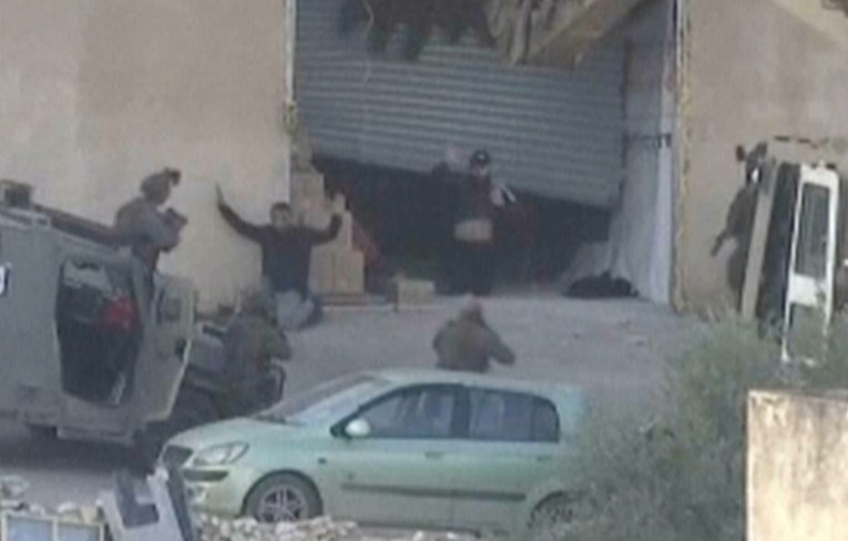 Snimka prikazuje izraelske vojnike kako ubijaju Palestince nakon predaje