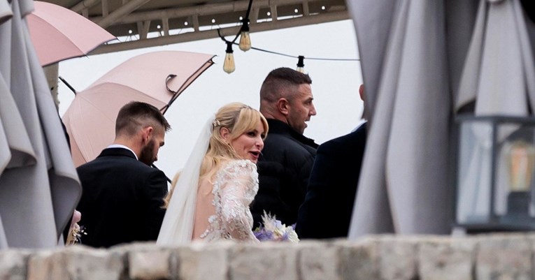 Iris Rajčić se sakrivala kišobranima, ali je pokazala dio vjenčanice