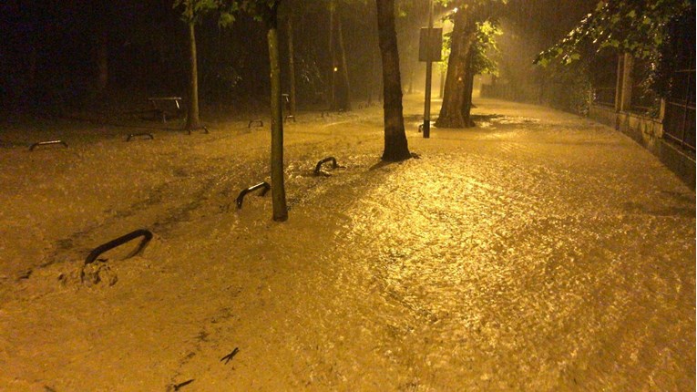 FOTO Poplavljena cesta na Tuškancu